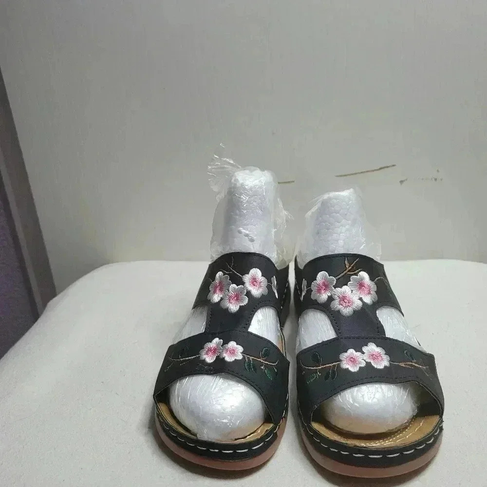 Unbranded Sandles NWOT 39 or 8 Black